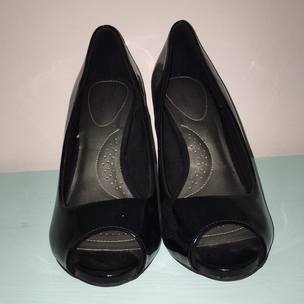 Black peep-toe heel